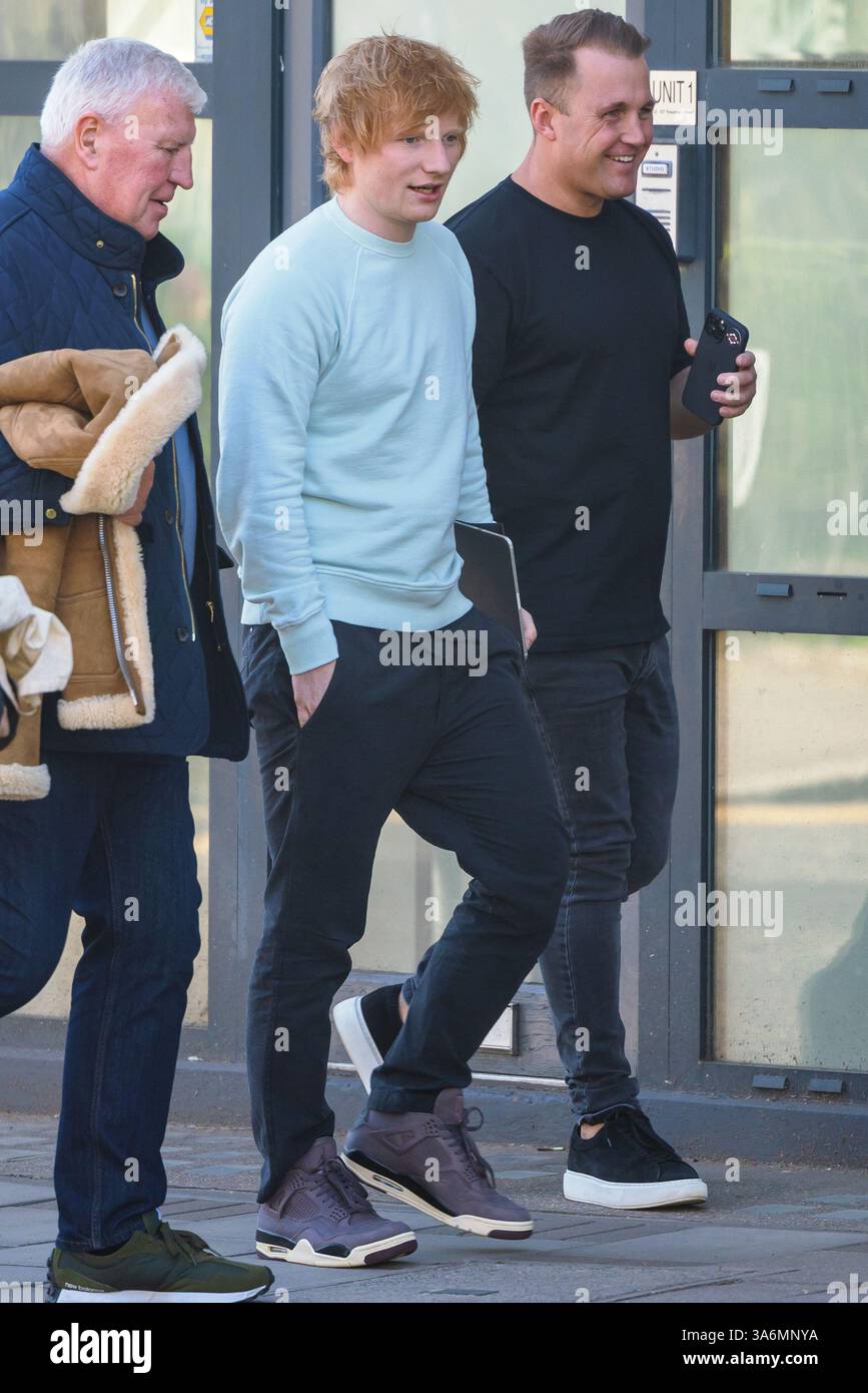 Ed Sheeran arrive pour tourner un clip vidéo dans l'est de Londres Banque D'Images