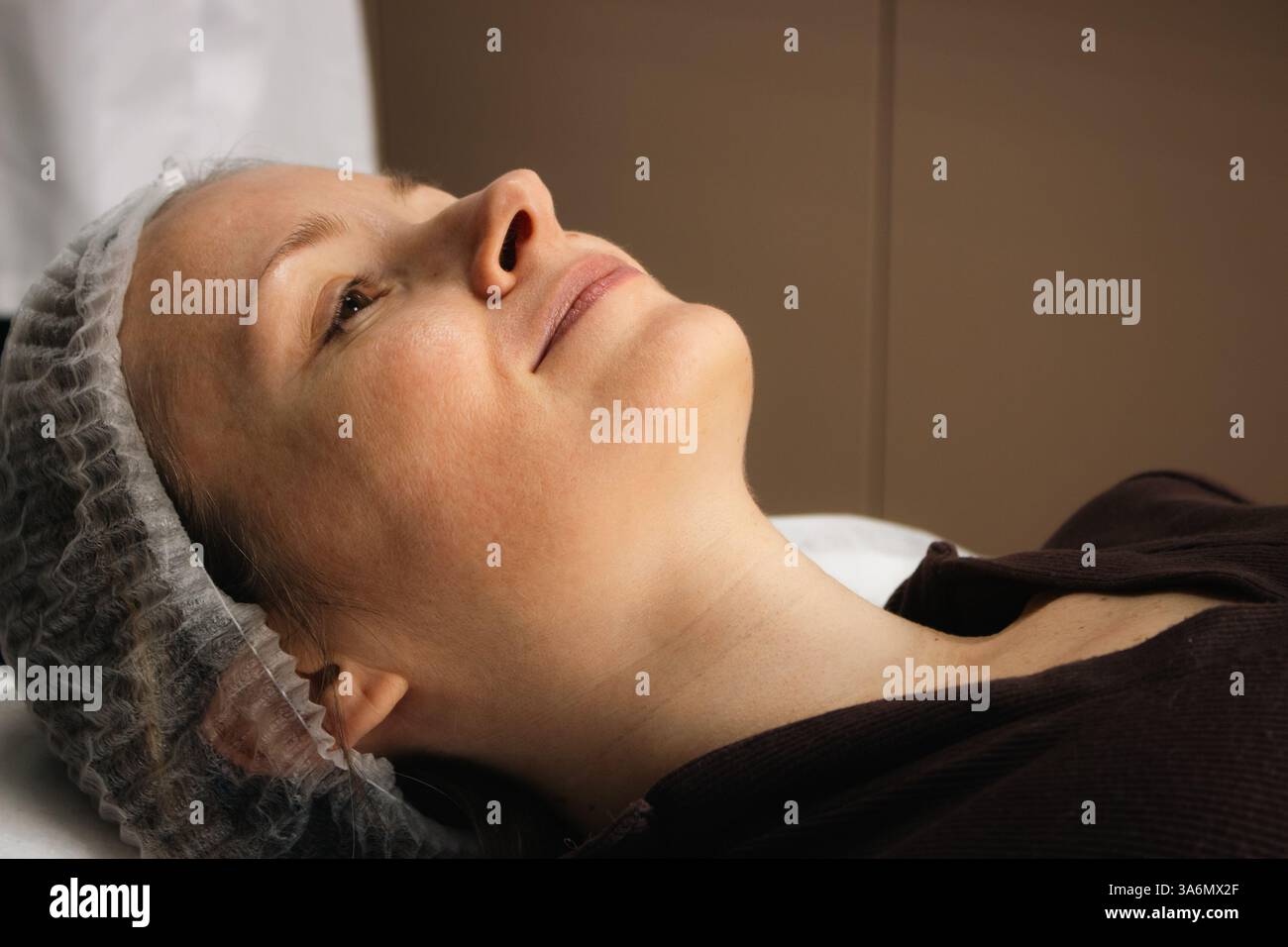 Femme souriante se relaxant dans un salon de beauté. Procédure de bien-être. Soin de la peau. Le plaisir des soins de santé. Cosmétologie anti-âge. La beauté chez les gens. Banque D'Images