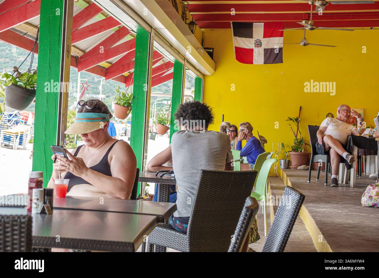 Philipsburg Sint : Saint Maarten,Boardwalk,Lizzy's Beach Bar restaurant,intérieur,salle à manger,restaurant des Caraïbes,affaires locales,clients assis Banque D'Images