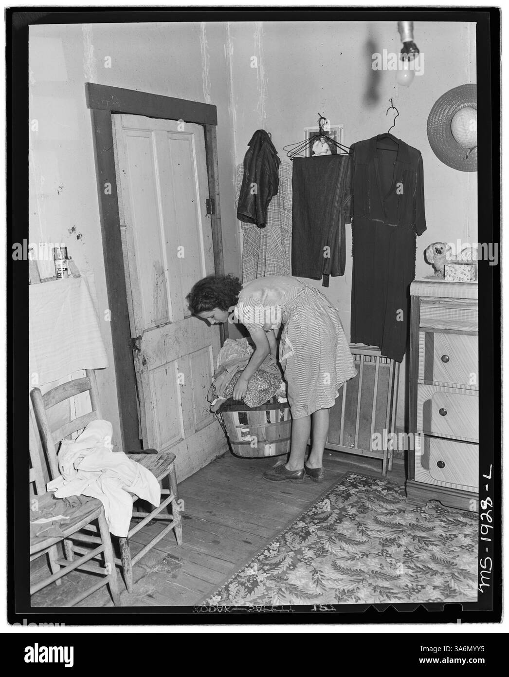 MRS Lincoln Hagg, épouse d'un mineur, est photographiée dans sa chambre. La maison, qui aurait au moins quarante ans, a subi des rénovations par Panther Red Ash Coal Corporation, qui ont inclus des améliorations structurelles comme de nouveaux toits, des planchers nivelés, des poteaux de fondation en blocs de cendre et des finitions intérieures et extérieures améliorées. Banque D'Images