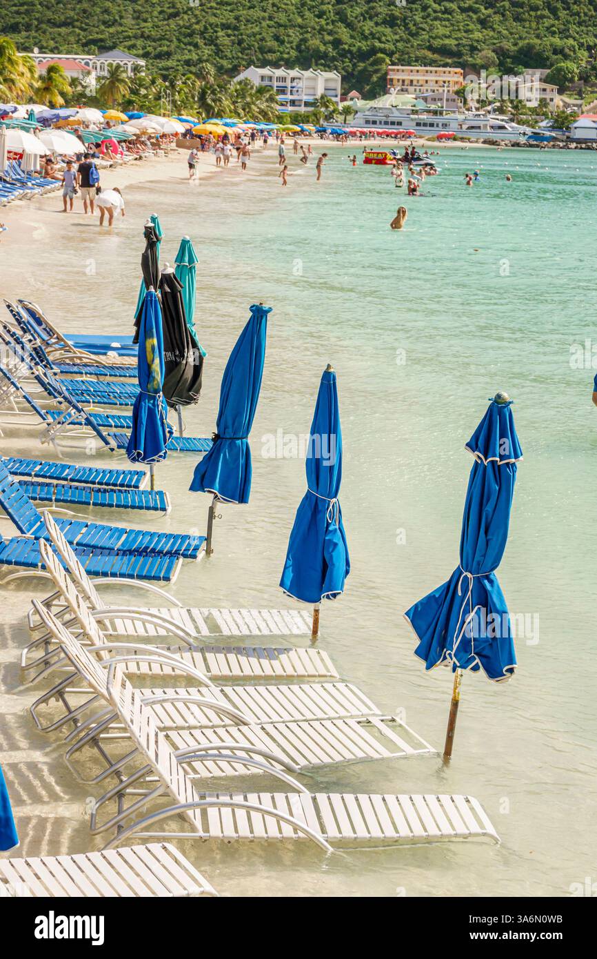 Philipsburg Sint composé de Saint Maarten,Boardwalk,Great Bay public Beach,Tropical Island shore,Seaside Lounge chair,Blue White Sun Loungers,Closed Beach u Banque D'Images