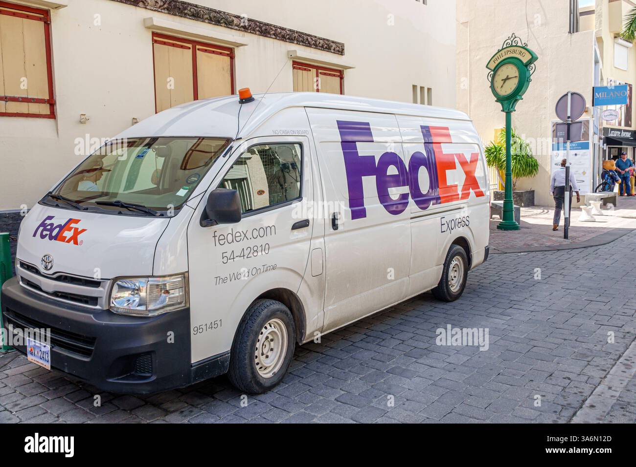 Philipsburg Sint créé Saint Maarten,Old Street,FedEx Delivery van,Toyota FedEx Express véhicule,logistique service d'expédition,courrier international,urbain s Banque D'Images Philipsburg Sint créé Saint Maarten,Old Street,FedEx Delivery van,Toyota FedEx Express véhicule,logistique service d'expédition,courrier international,urbain s Banque D'Images