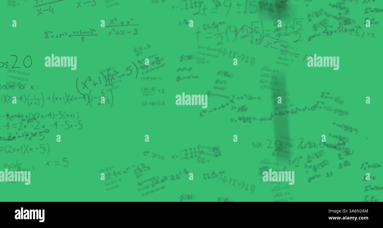 Équations mathématiques et formules écrites sur un tableau vert en classe. Éducation, mathématiques, algèbre, géométrie, apprentissage, enseignement Banque D'Images