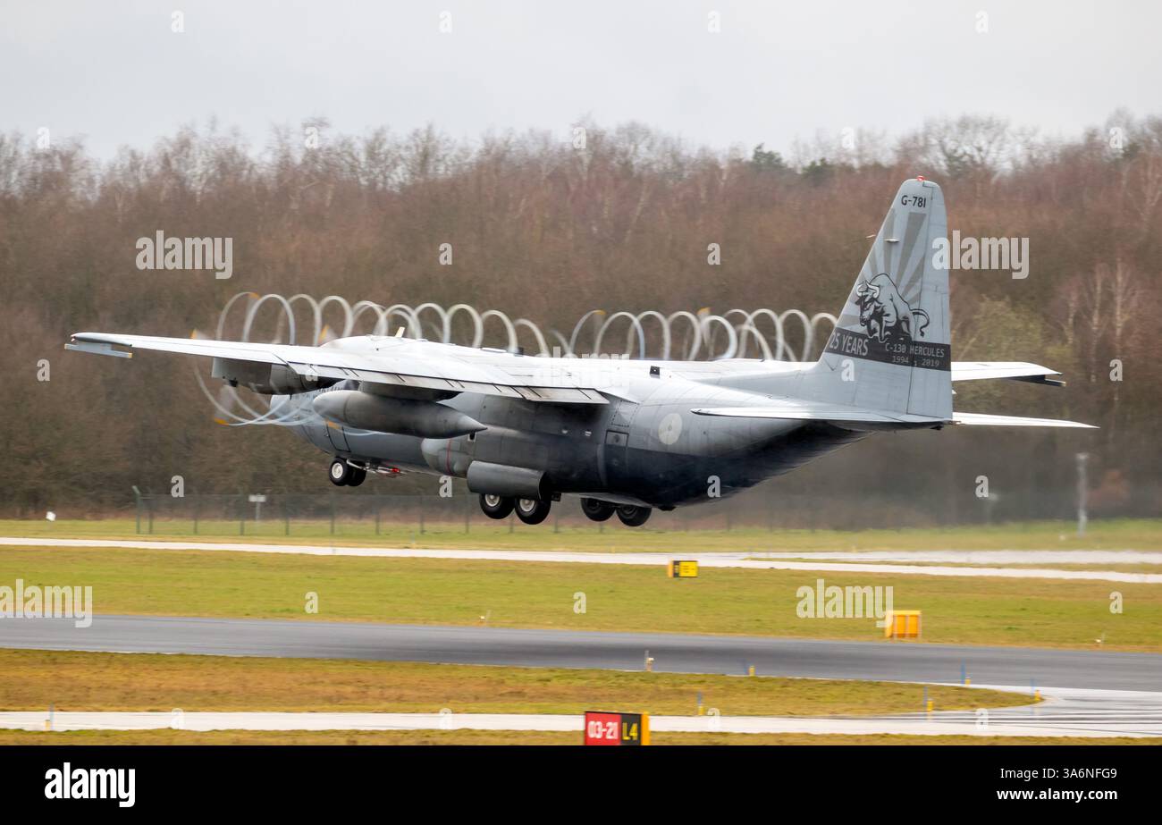 Avion de transport Lockheed C-130H Hercules de la Royal Netherlands Air Force décollant de la base aérienne d'Eindhoven. Pays-Bas - 16 mars 2021 Banque D'Images