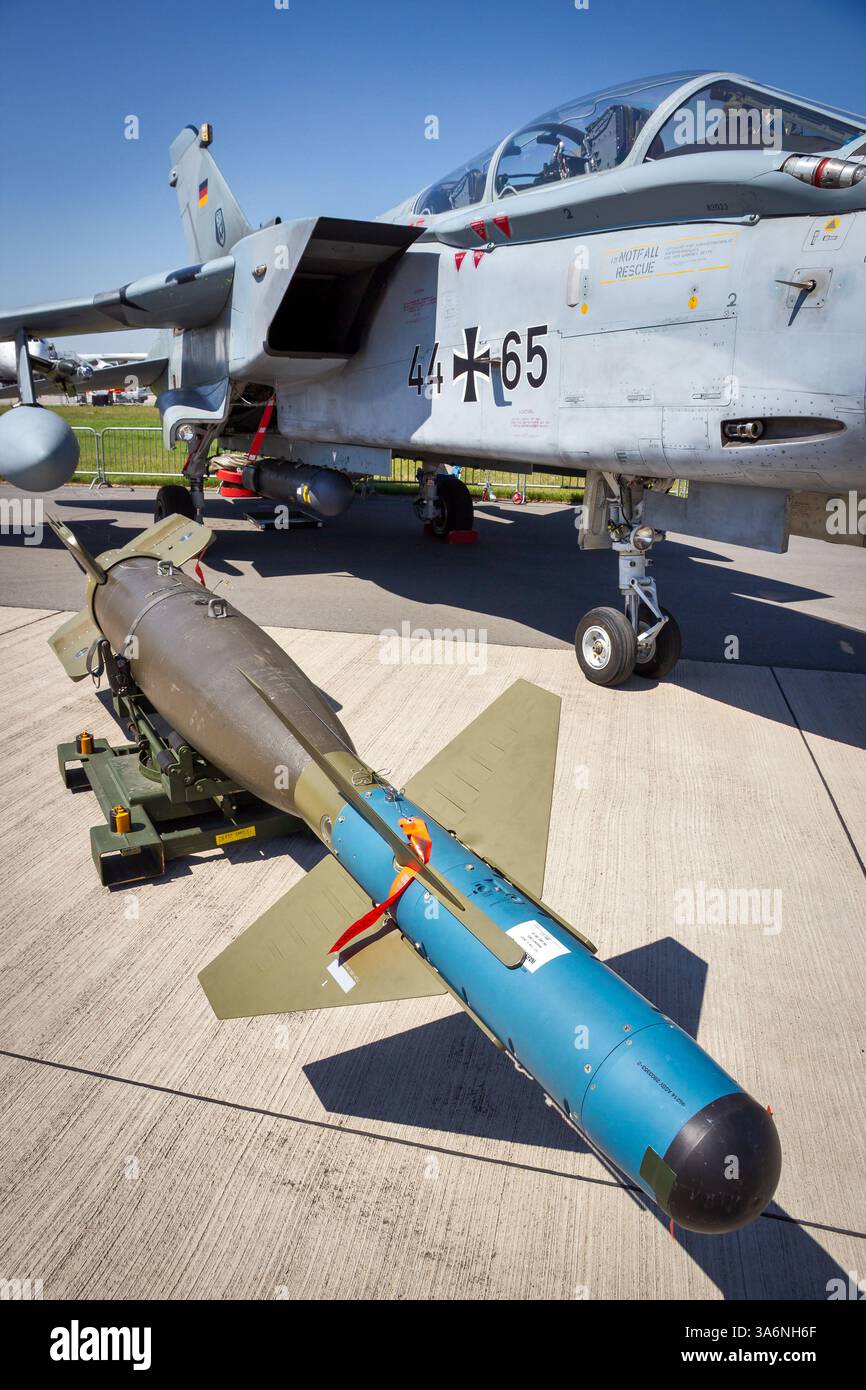Bombardier Panavia Tornado avec une bombe GBU-24 Paveway III guidée par laser exposée à l'ILA. Berlin, Allemagne - 22 mai 2014 Banque D'Images