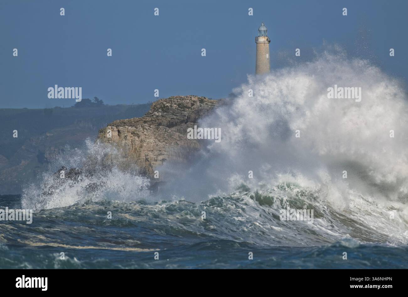 Tempête sur un phare (île de Mouro, Santander. Espagne) Banque D'Images