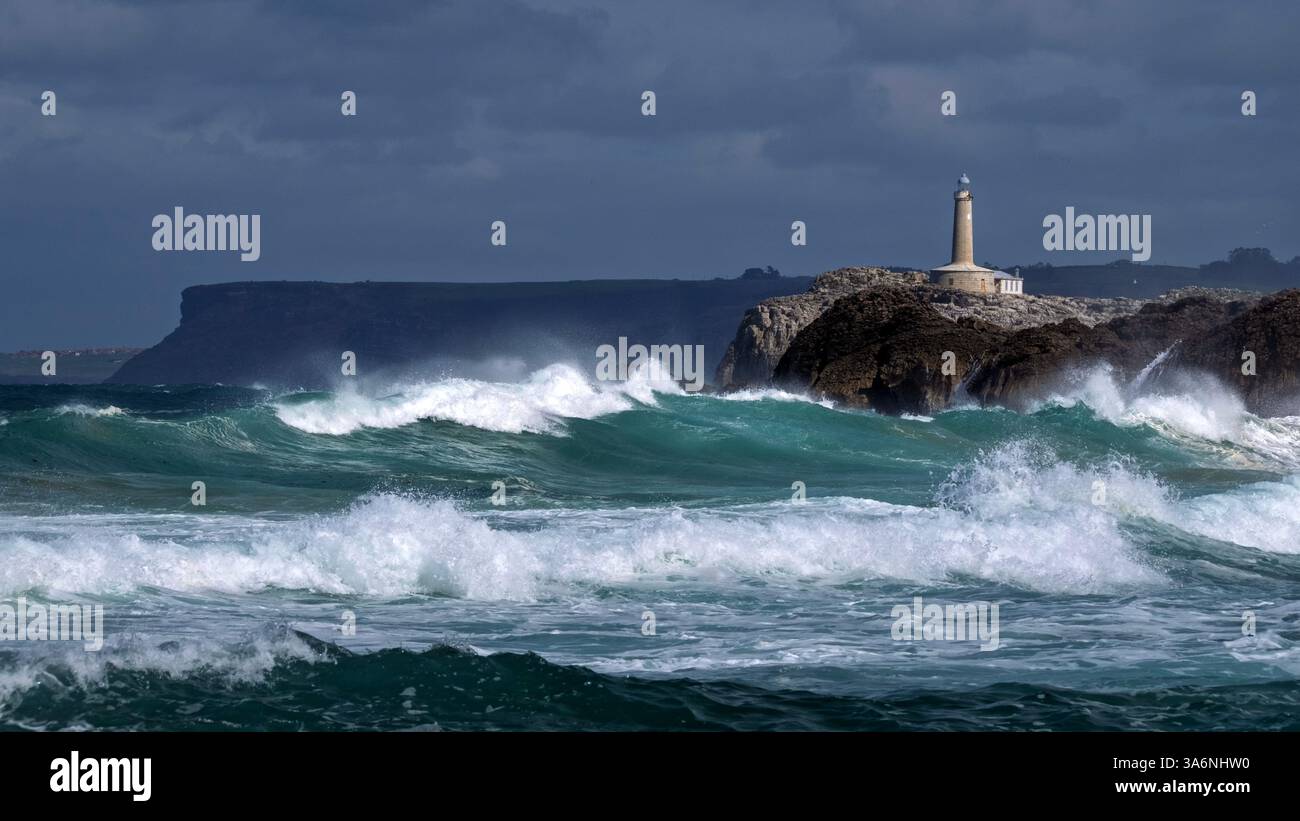Tempête sur un phare (île de Mouro, Santander. Espagne) Banque D'Images