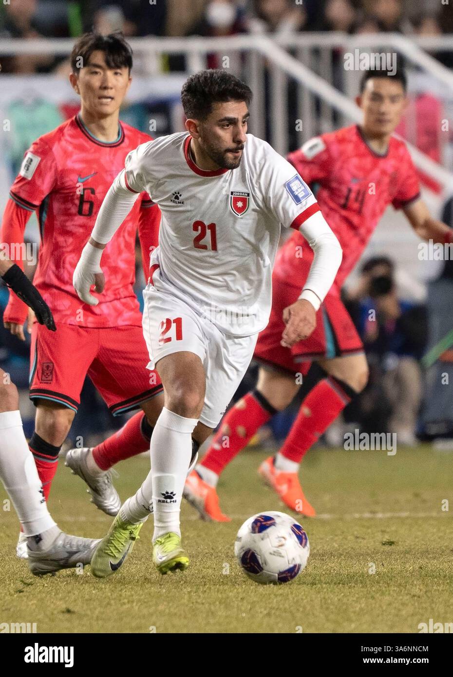 Suwon, Corée du Sud. 25 mars 2025. Le joueur de football Jordan Amer Rasem Jamous (21 ans), combat pour le ballon lors d'un match de football de la 3e qualification de la Coupe du monde de la FIFA entre la Corée du Sud et la Jordanie au stade de la Coupe du monde de Suwon à Suwon, en Corée du Sud, le 25 mars 2025. Score Corée du Sud-Jordanie 1-1. (Photo de Lee Young-ho/Sipa USA) crédit : Sipa US/Alamy Live News Banque D'Images