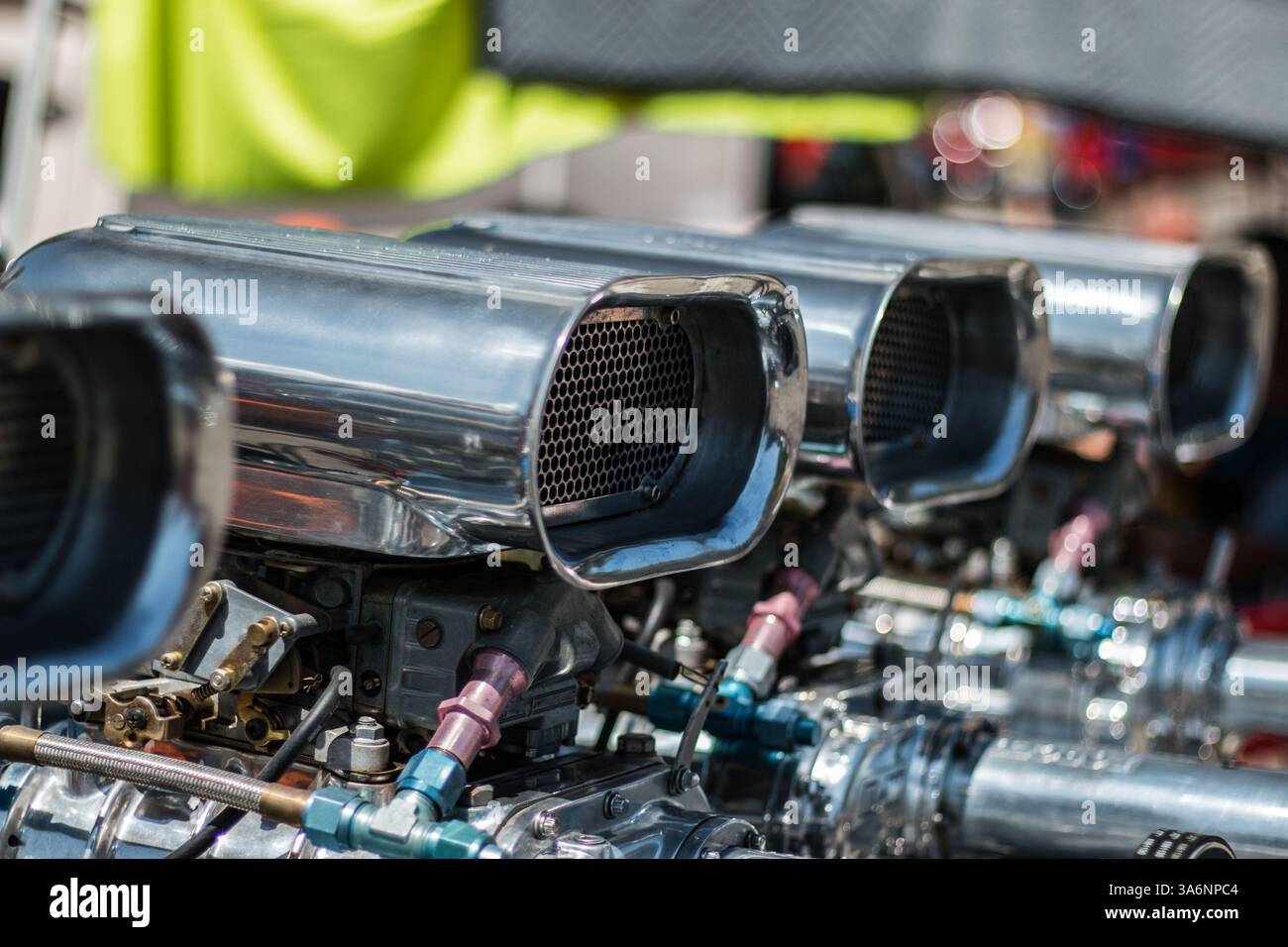 Une rangée de quatre surpresseurs sur une barre chaude personnalisée lors d'un salon automobile. Banque D'Images
