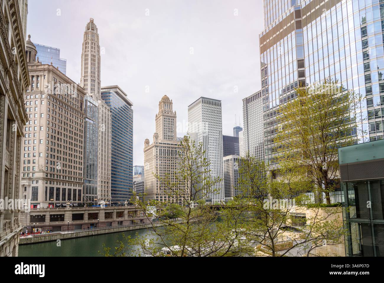 Paysage urbain de Chicago depuis le front de mer de la rivière par un matin nuageux de printemps Banque D'Images