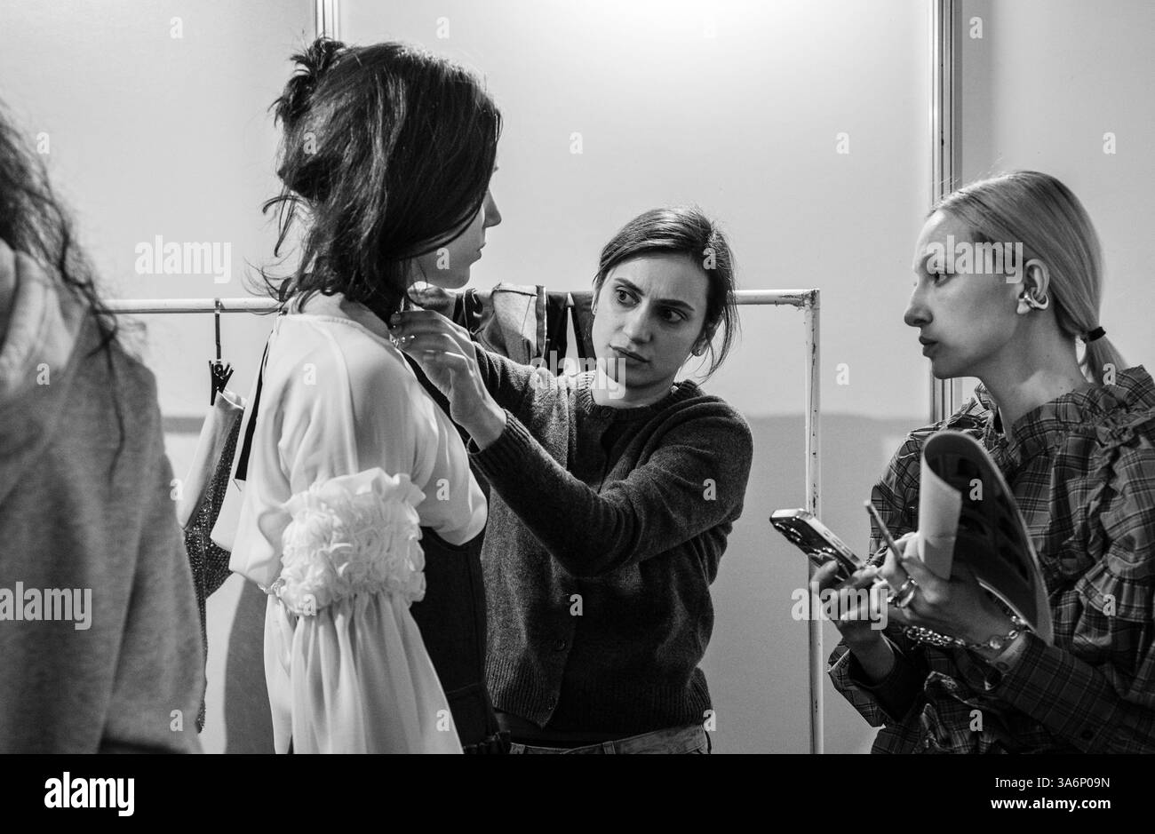 Kiev, Ukraine - 14 février 2025 : à la Fashion week ukrainienne FW25-26, la créatrice Olena Guranda collabore étroitement avec son modèle, préparant une vitrine passionnante. Banque D'Images