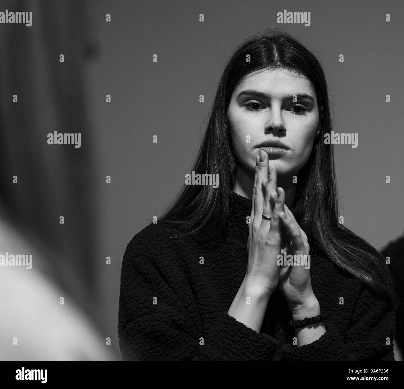 Kiev, Ukraine - 14 février 2025 : L'excitation remplit l'air alors que les mannequins se rassemblent, pratiquent des poses et se réconfortent mutuellement pendant que les stylistes font les derniers ajustements pendant la semaine de la mode ukrainienne. Banque D'Images