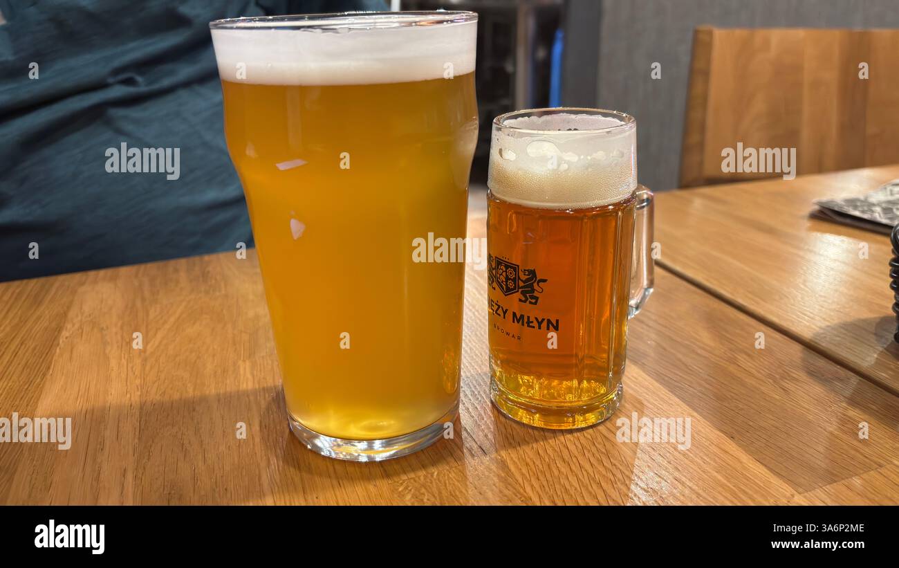 Dégustez de la bière dans un bar à Lodz, en Pologne. Łódź lager polonaise à l'alcool - Image de stock capturée avec un smartphone
