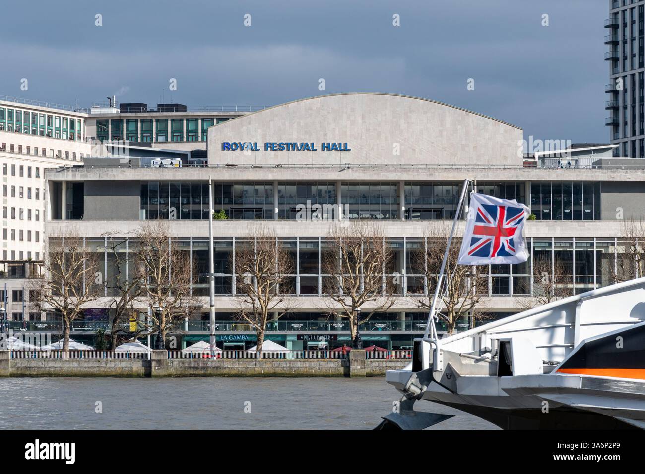 Vue du Royal Festival Hall, du concert et des événements au bord de la Tamise à Londres, Angleterre, Royaume-Uni Banque D'Images