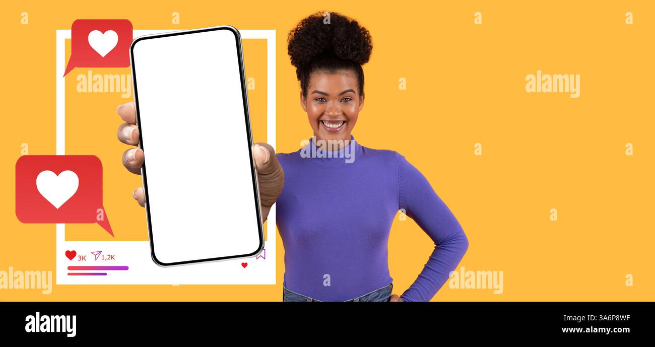 Influenceur engageant présentant un smartphone pour l'interaction avec les médias sociaux Banque D'Images