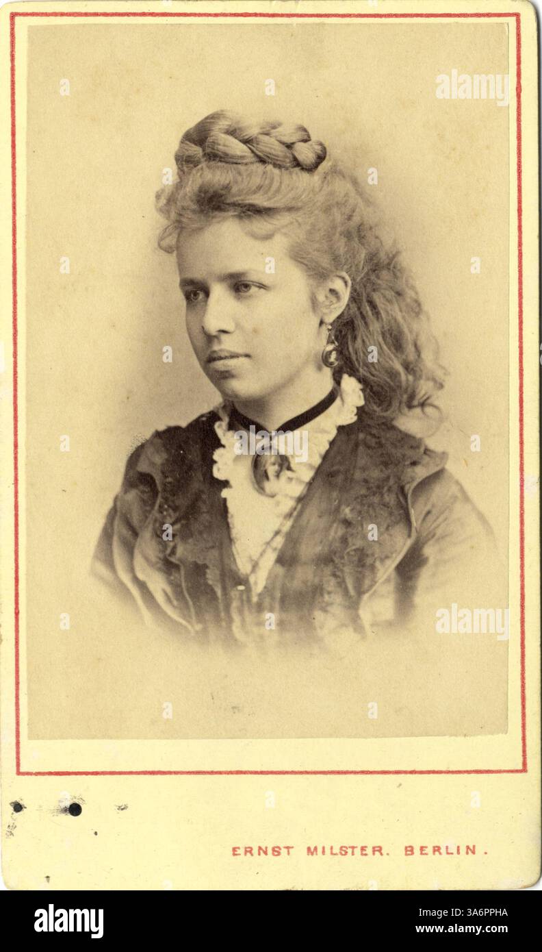 Jennie Carissima Winchell, cousine germaine de Horace Vaughn Winchell, est représentée dans cette image historique. Banque D'Images