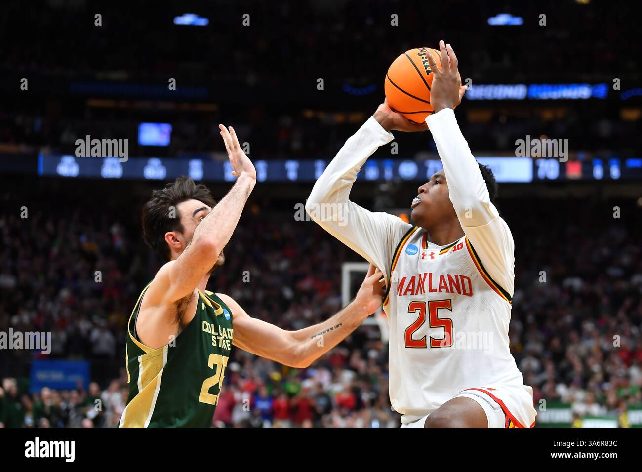 Seattle, WA, États-Unis. 23 mars 2025. Le centre des Terrapins du Maryland Derik Queen (25) monte pour prendre le coup gagnant au buzzer, alors que le gardien des Rams du Colorado Ethan Morton (25) défend lors du match de basket-ball de deuxième tour de la région ouest de la NCAA entre les Rams du Colorado et les Terrapins du Maryland à Seattle, WA. Le Maryland bat Colorado State 72-71. Steve Faber/CSM (image crédit : © Steve Faber/Cal Sport Media). Crédit : csm/Alamy Live News Banque D'Images