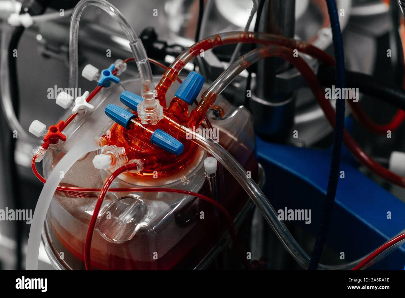 Les pompes de pontage cardiopulmonaire prennent le contrôle du cœur et des poumons pendant la chirurgie cardiaque, maintenant la circulation sanguine, avec des instruments, des pinces. Banque D'Images