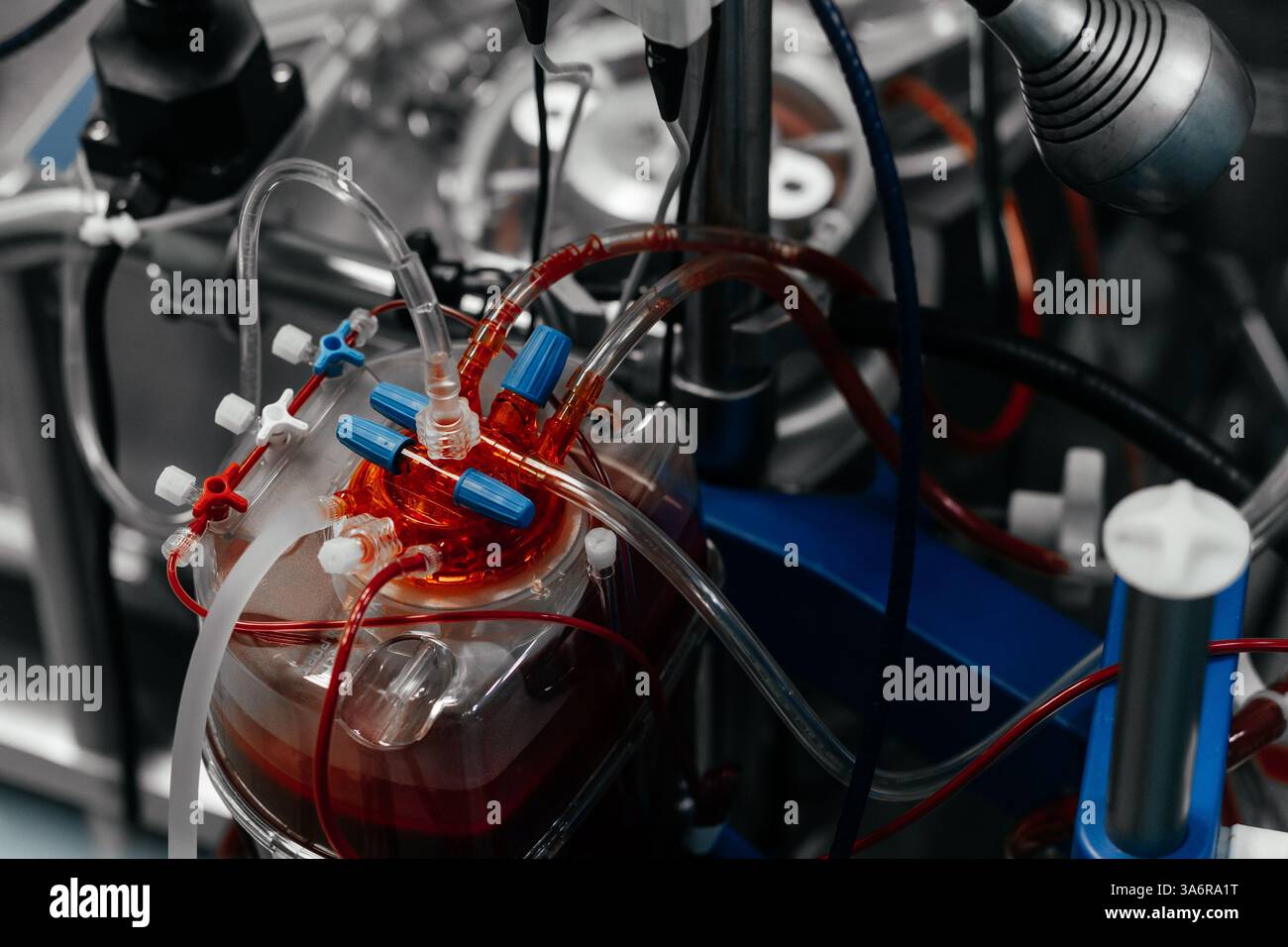 Les pompes de pontage cardiopulmonaire prennent le contrôle du cœur et des poumons pendant la chirurgie cardiaque, maintenant la circulation sanguine, avec des instruments, des pinces. Banque D'Images