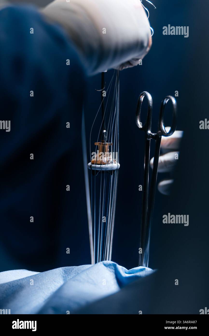 Équipe de chirurgiens expérimentés effectuant une opération cardiaque complexe avec une concentration totale dans une salle d'opération bien éclairée. La technologie en cardiologie Banque D'Images