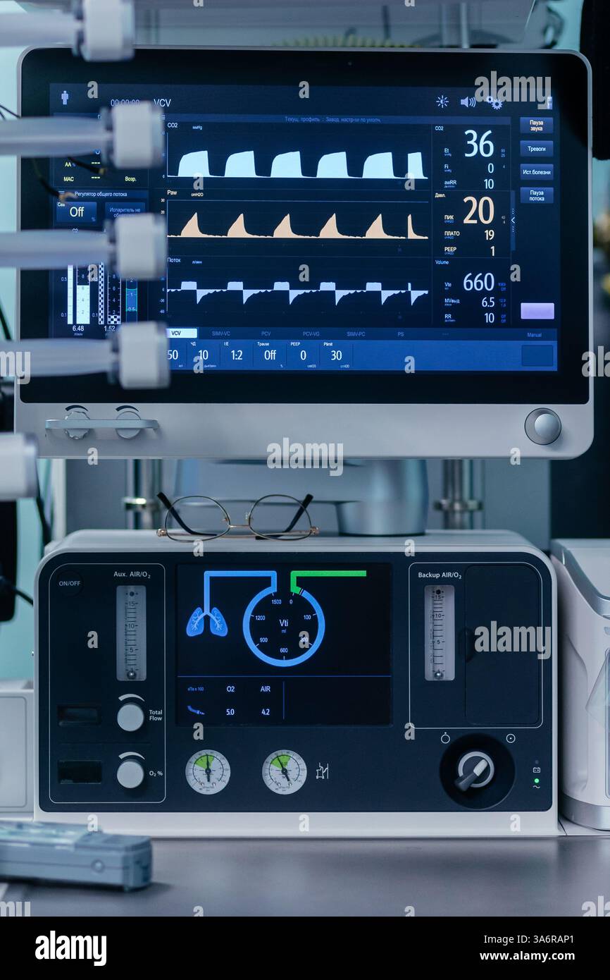 Moniteur de ventilation pulmonaire artificielle en réanimation. EQUIPEMENT médical. Ventilation des poumons par oxygène. Moniteur et électrocardiogramme Banque D'Images