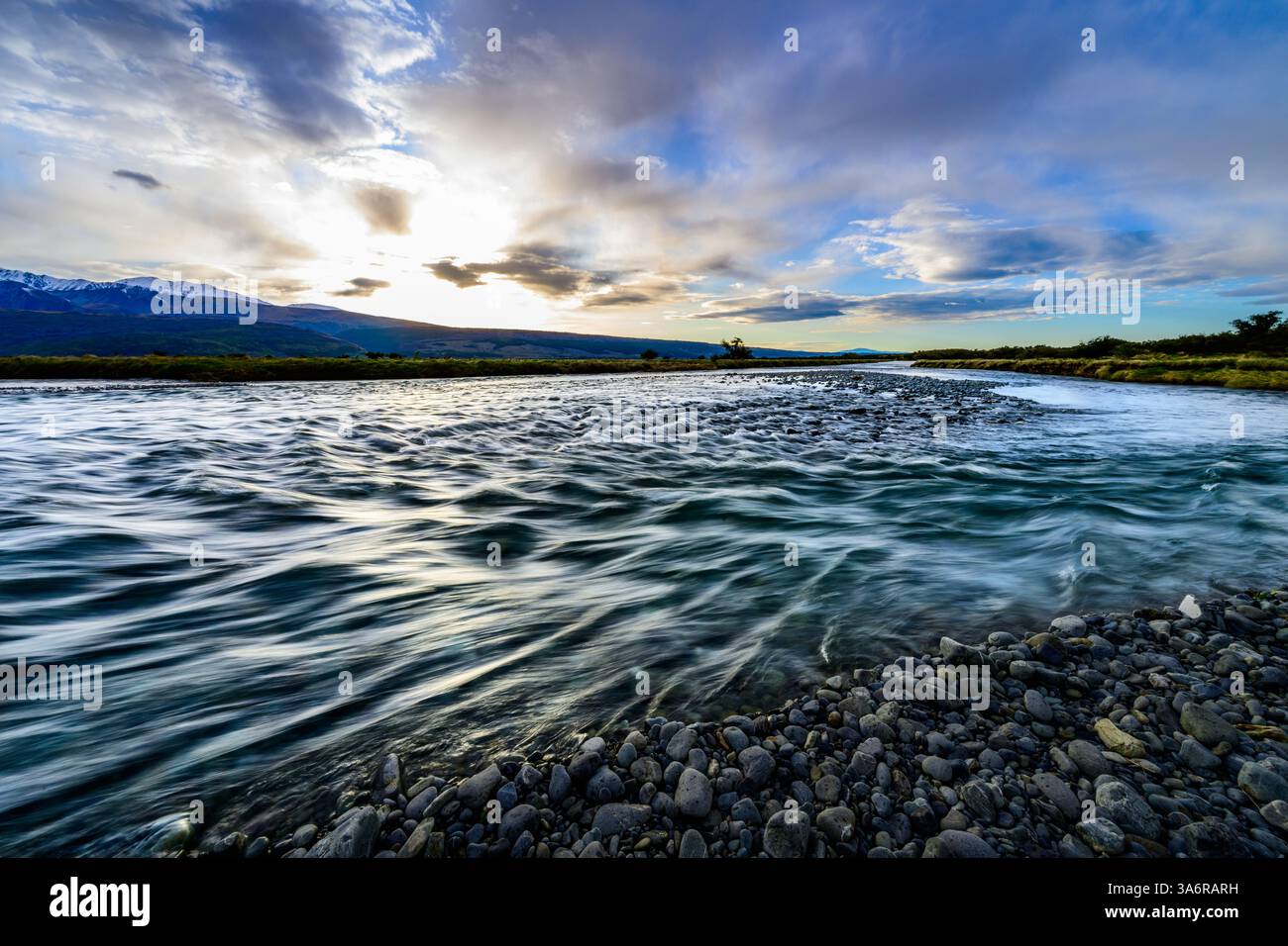 Lever de soleil sur la rivière Tasman en Nouvelle-Zélande Banque D'Images