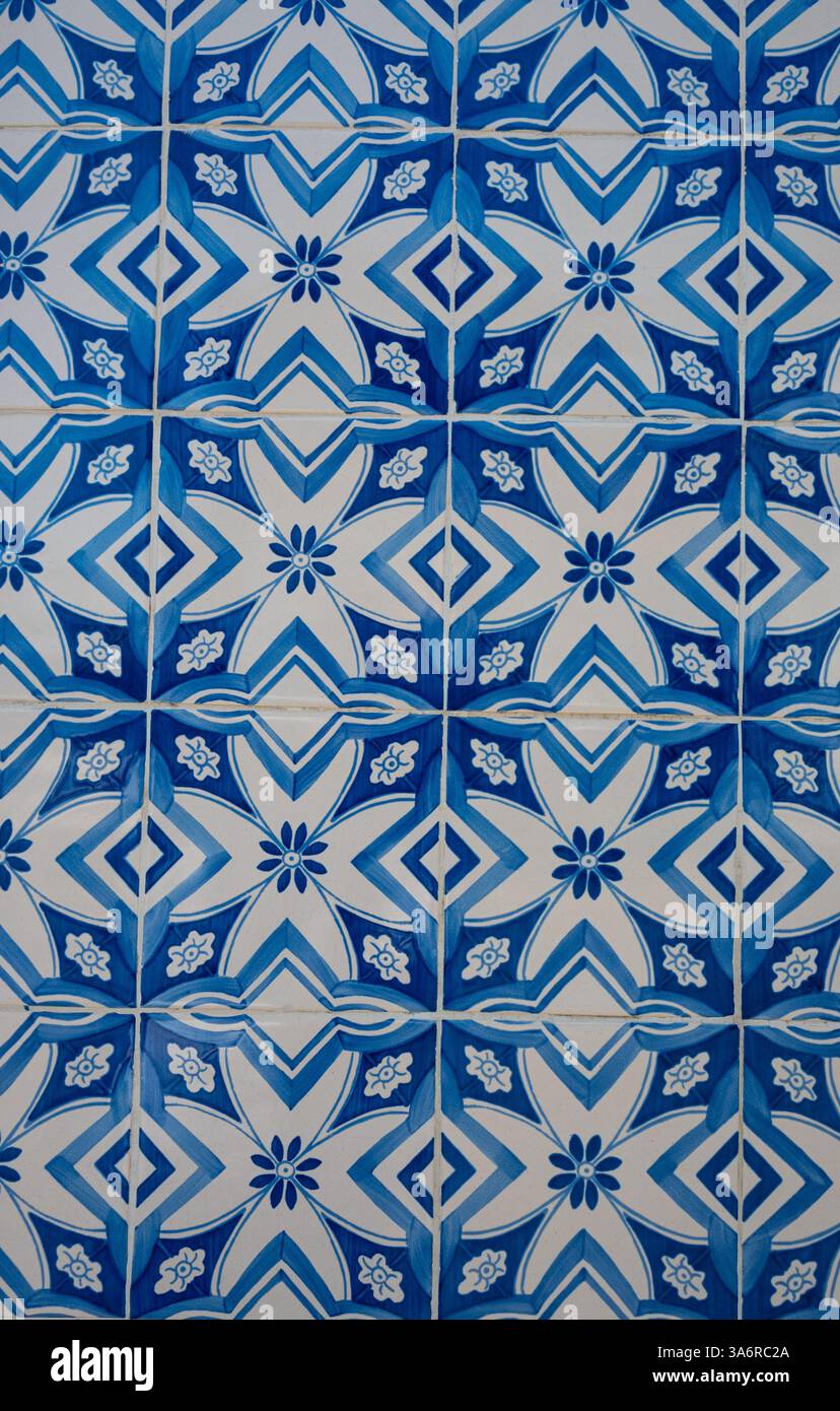 Gros plan exemple d'une tuile bleue portugaise, appelée azulejo, sur le côté d'un bâtiment dans la ville de Porto au Portugal. Banque D'Images