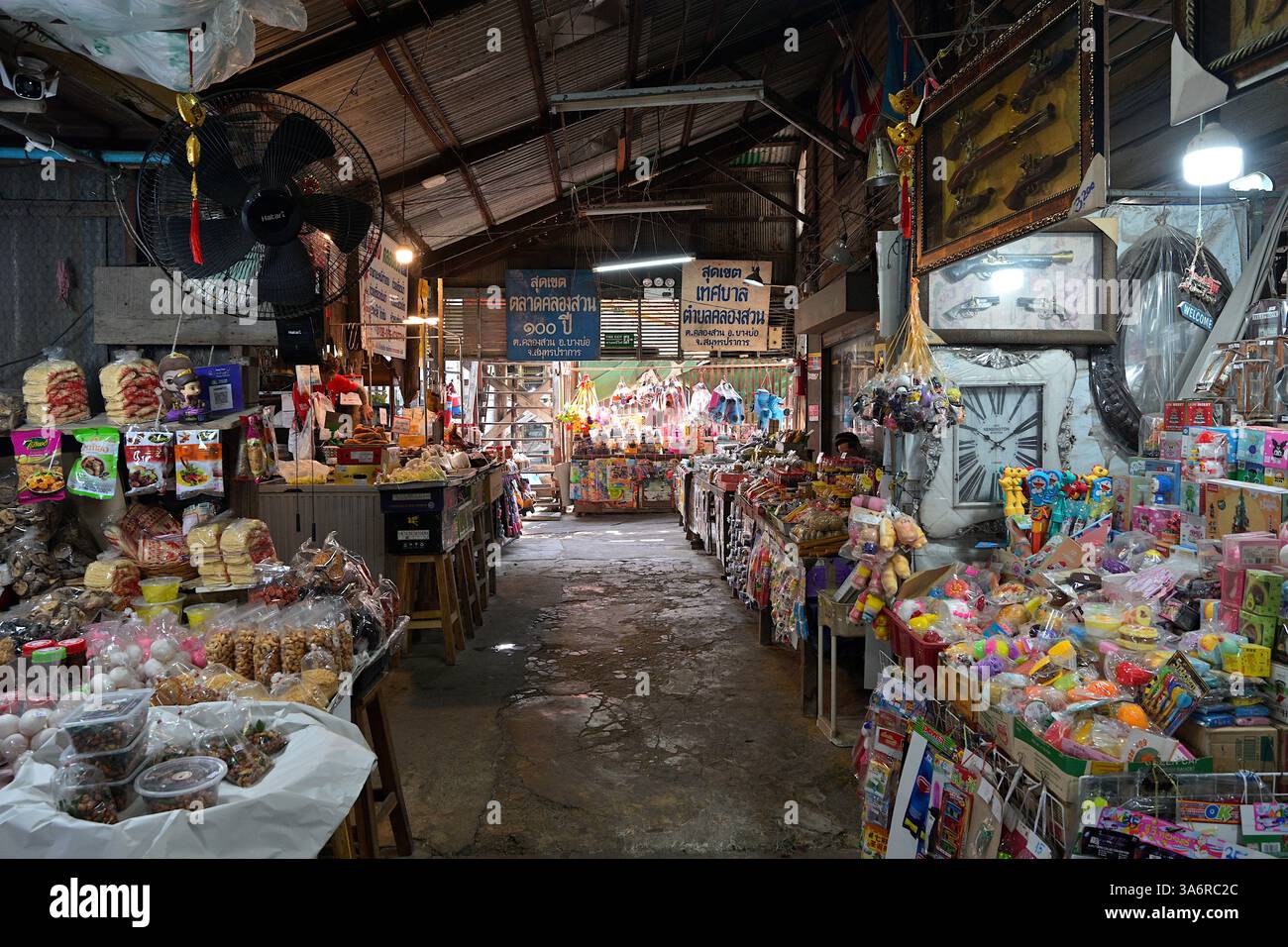 Stands rustiques à Samut Prakan fin du Khlong Suan 100 ans marché menant au canal Khlong Prawet Burirom et la province de Chachoengsao en arrière-plan Banque D'Images