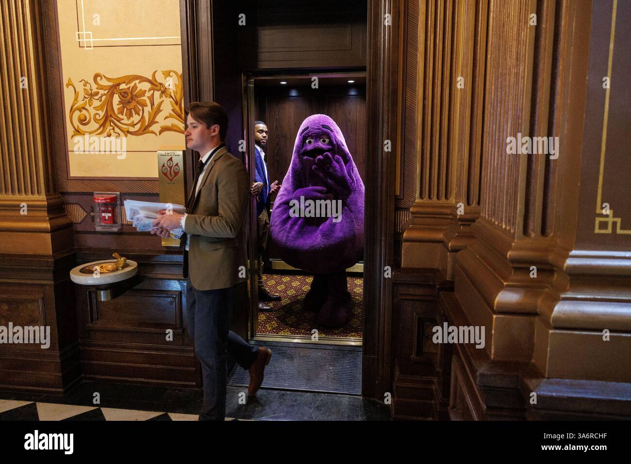 Lansing, États-Unis. 18 mars 2025. Grimace, mascotte McDonald's, visite le Capitole du Michigan le 18 mars 2025 pour commémorer le 50e anniversaire de la Maison Ronald McDonald. (Photo de Andrew Roth/Sipa USA) crédit : Sipa USA/Alamy Live News Banque D'Images