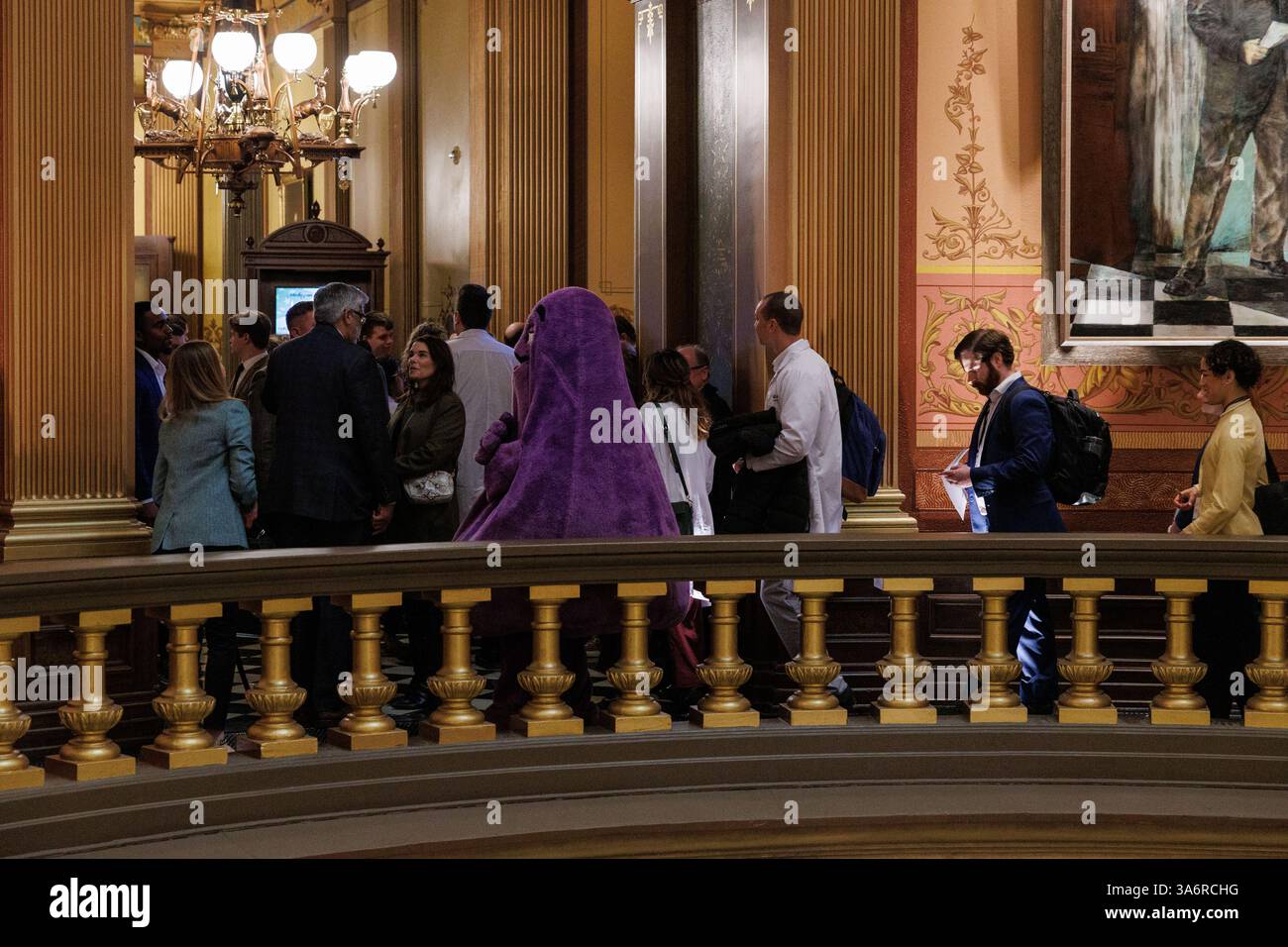 Lansing, États-Unis. 18 mars 2025. Grimace, mascotte McDonald's, visite le Capitole du Michigan le 18 mars 2025 pour commémorer le 50e anniversaire de la Maison Ronald McDonald. (Photo de Andrew Roth/Sipa USA) crédit : Sipa USA/Alamy Live News Banque D'Images