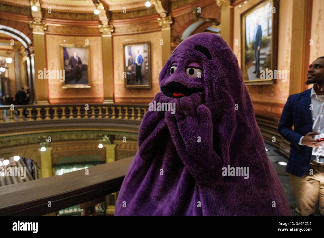 Lansing, États-Unis. 18 mars 2025. Grimace, mascotte McDonald's, visite le Capitole du Michigan le 18 mars 2025 pour commémorer le 50e anniversaire de la Maison Ronald McDonald. (Photo de Andrew Roth/Sipa USA) crédit : Sipa USA/Alamy Live News Banque D'Images