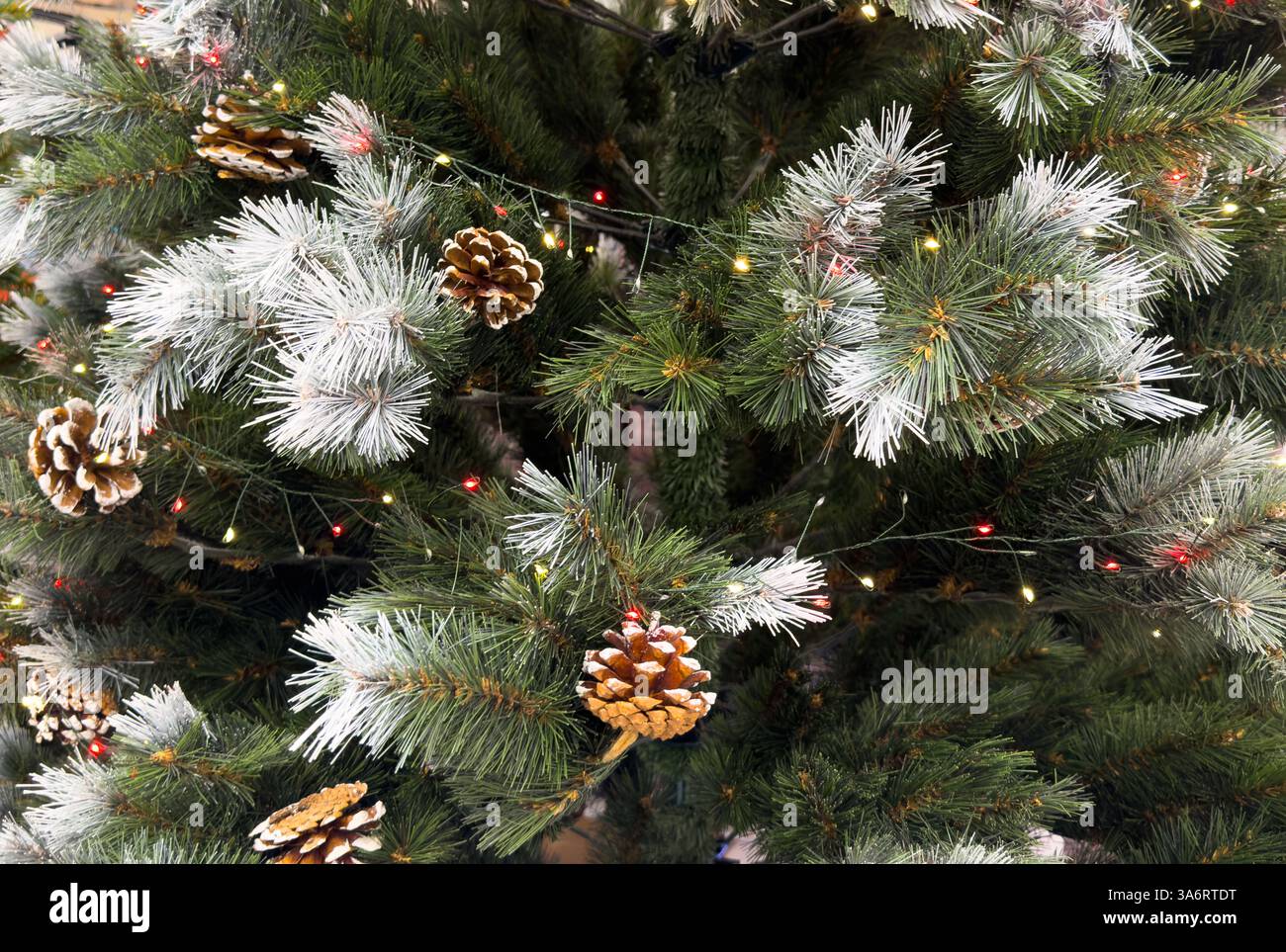 Fond de texture d'arbre de Noël et de décorations. Arbre de Noël décoré avec des ornements de guirlande de couleur et des boules Banque D'Images
