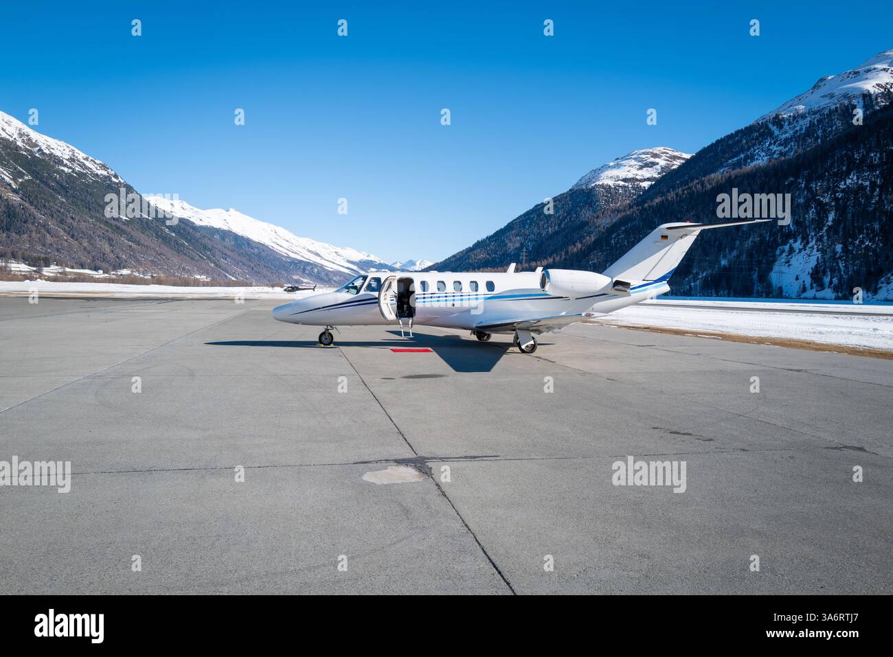 Un jet privé est garé à l'aéroport de Samedan en Suisse Banque D'Images