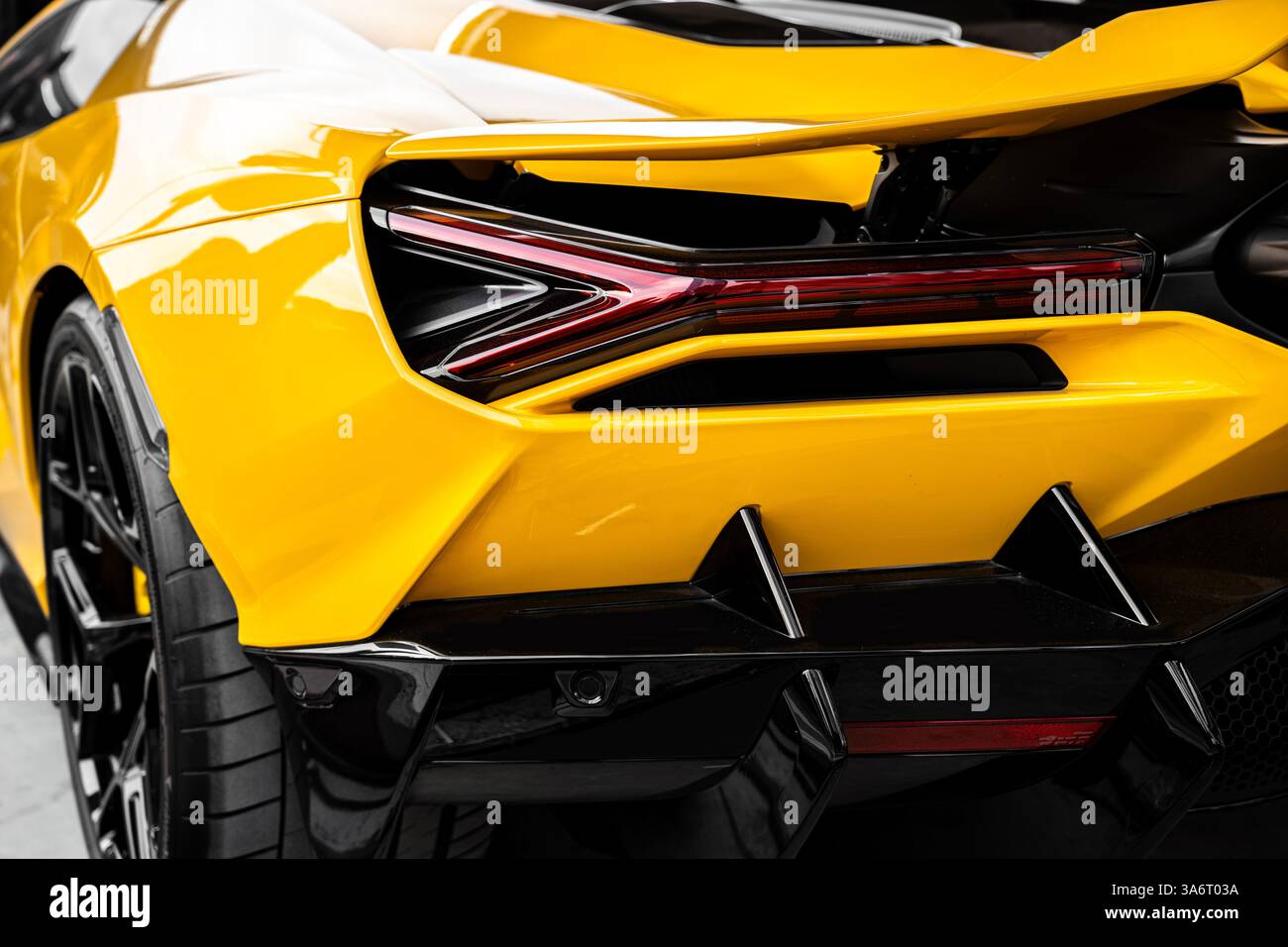 Vue détaillée en gros plan du feu arrière jaune d'une voiture de sport. Banque D'Images