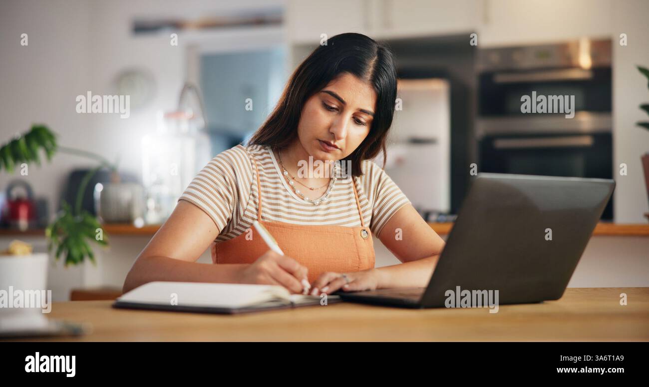 Journal, écriture ou femme sur ordinateur portable à la maison pour le travail à distance, la recherche ou le site Web pour l'apprentissage. Horaire, auteur féminin ou freelance créative avec Banque D'Images