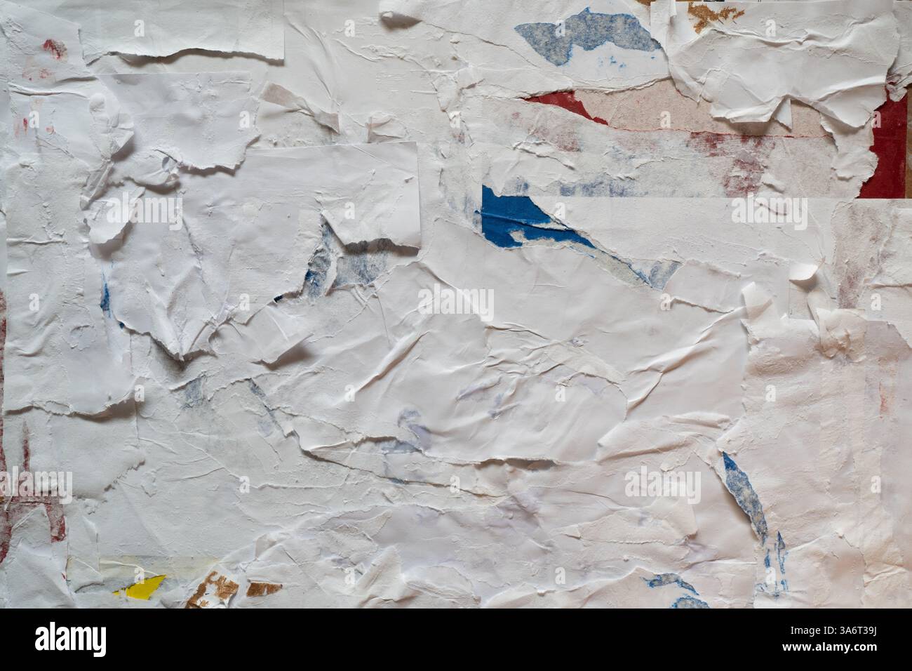 Collage de texture de papier blanc, rouge, bleu et jaune déchiré Banque D'Images