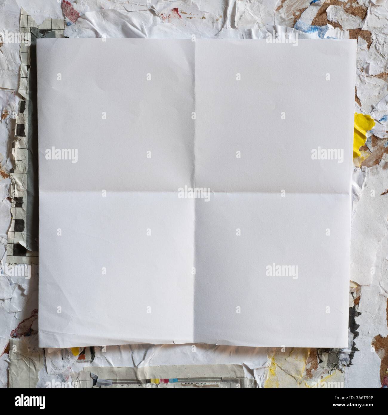 Papier carré plié sur un mur sale Banque D'Images