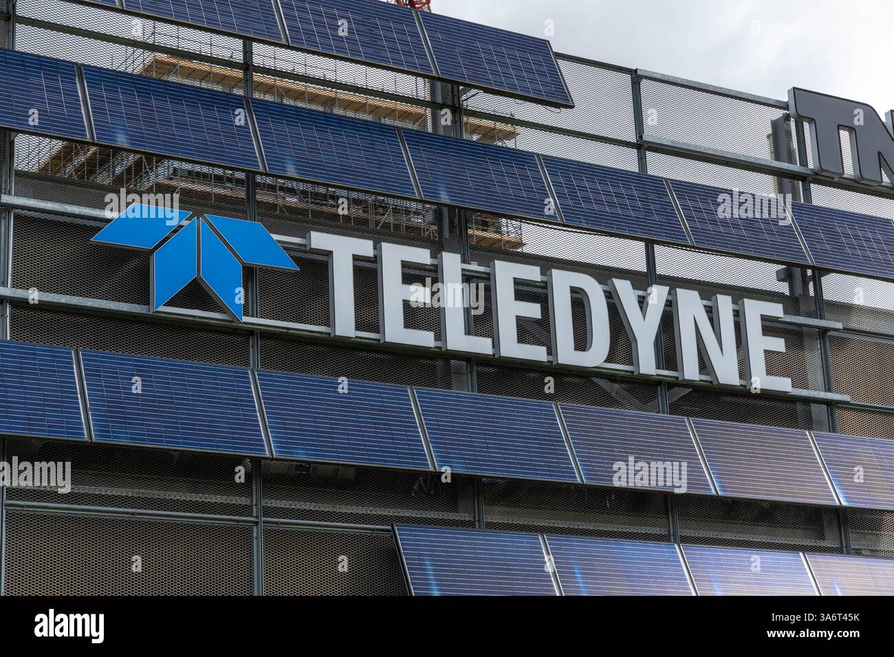Logo Teledyne sur le campus High Tech Eindhoven. Entouré de panneaux solaires. Banque D'Images