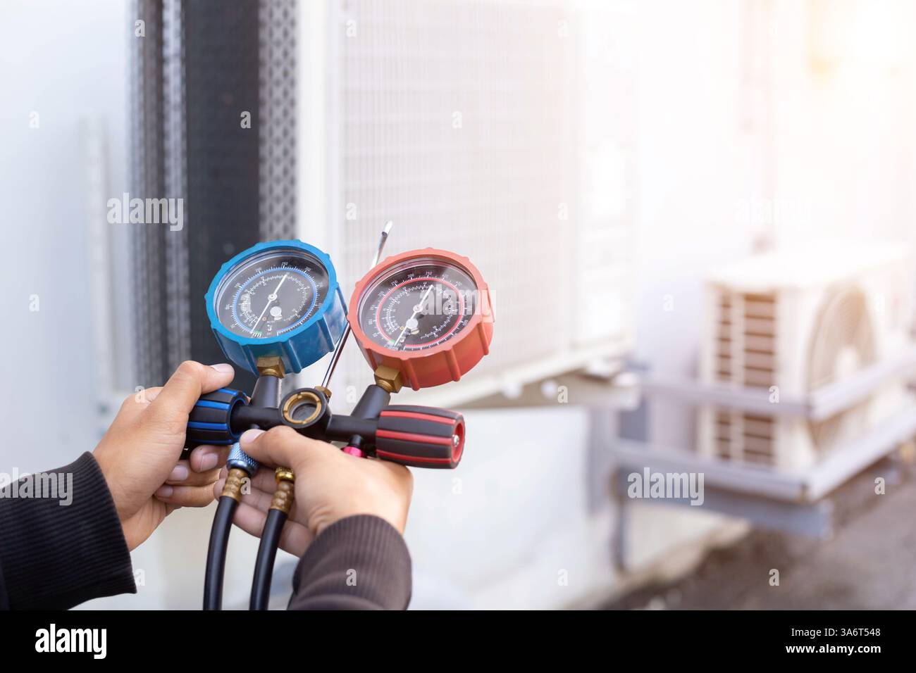 Le technicien vérifie le climatiseur. Banque D'Images