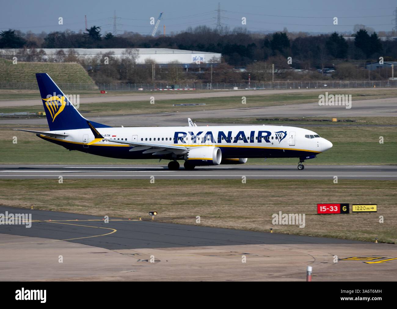 Ryanair Boeing 737 MAX 8-200 atterrissant à l'aéroport de Birmingham, Royaume-Uni (SP-RZM) Banque D'Images
