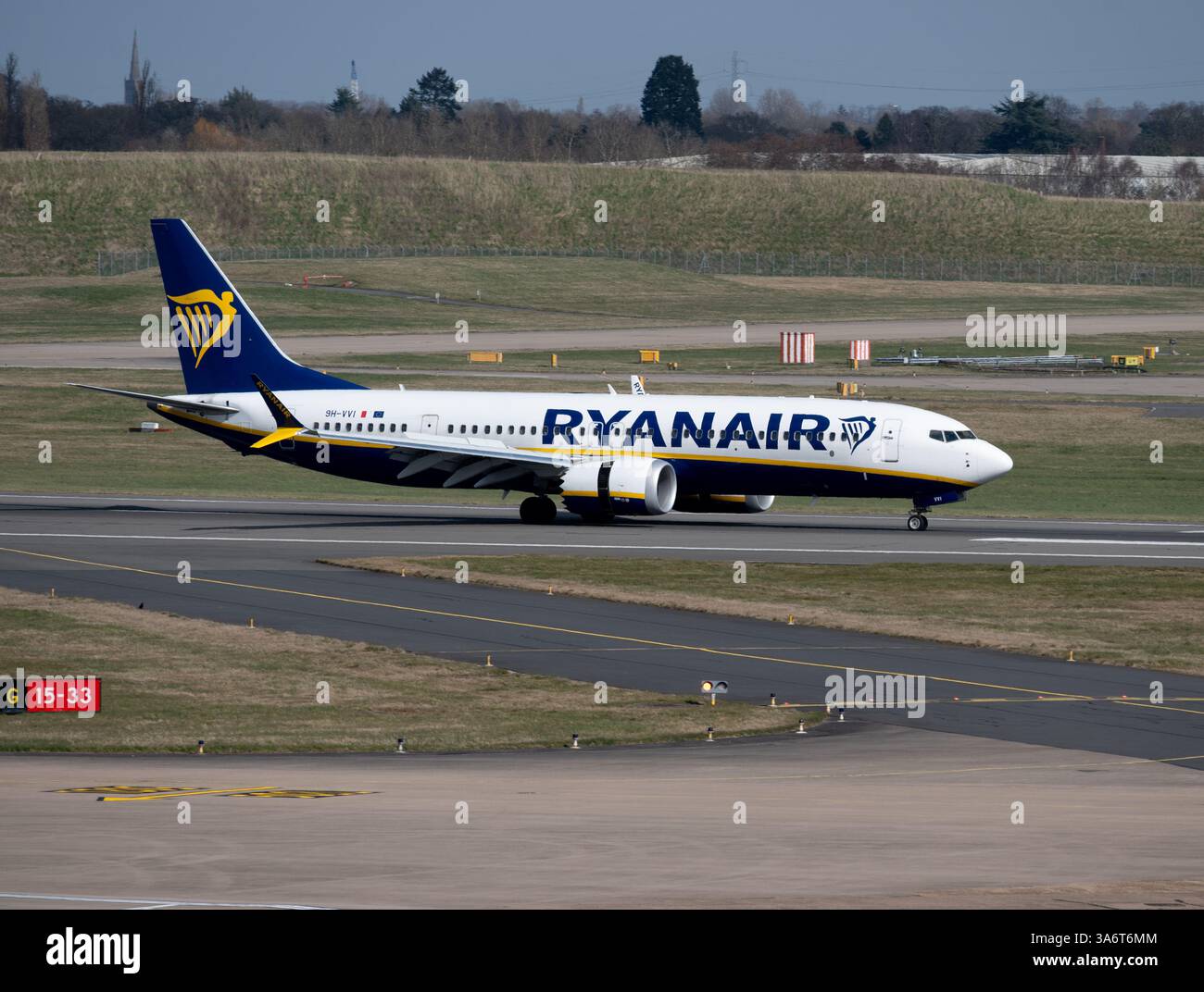 Ryanair Boeing 737 MAX 8-200 à Birmingham Airport, UK (9H-VVI) Banque D'Images