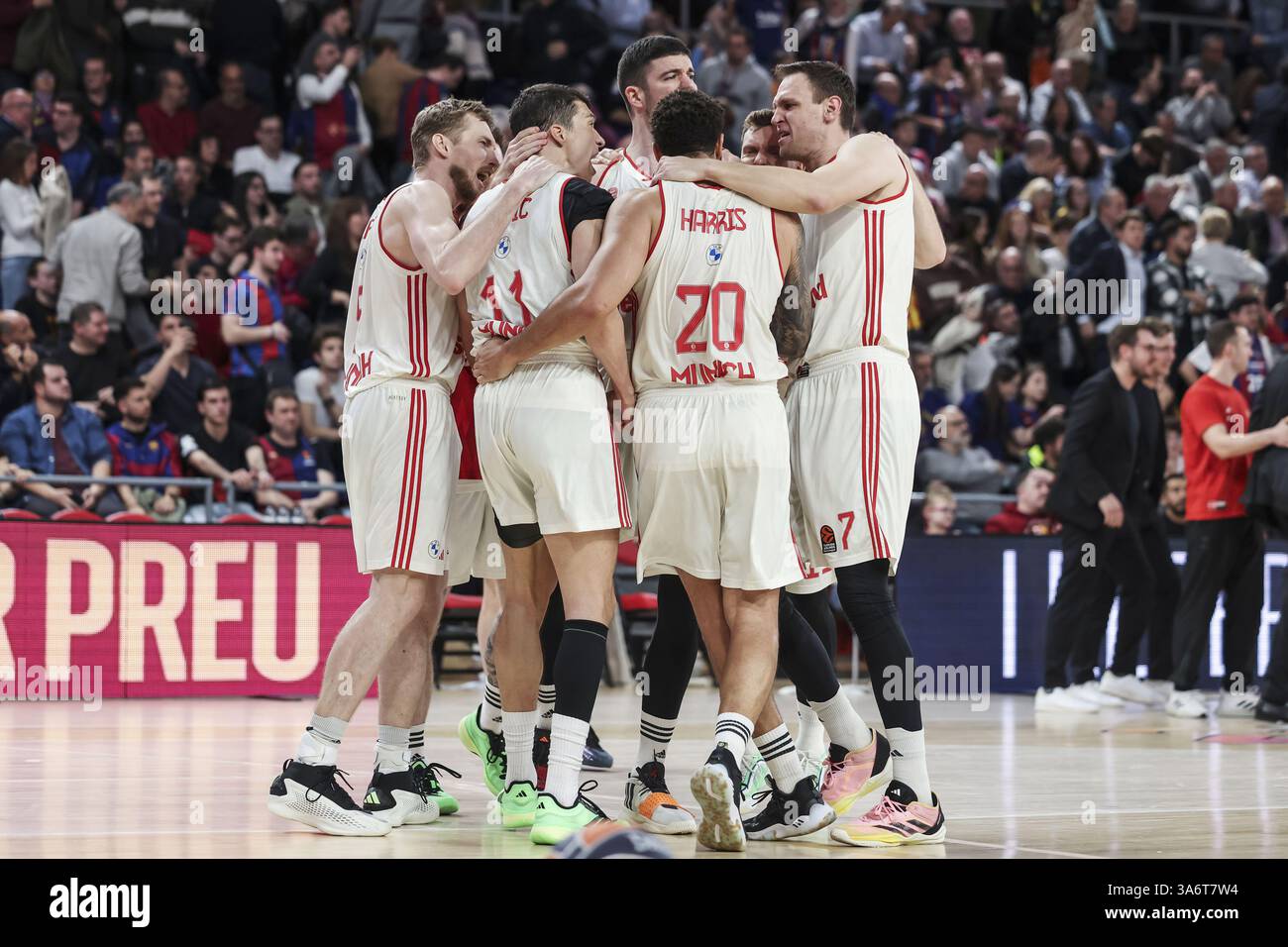 Les joueurs du Bayern Munich célèbrent la victoire lors du match de basket-ball de Turkish Airlines Euroleague entre le FC Barcelone et le FC Bayern Munich le 25 mars 2025 au Palau Blaugrana à Barcelone, en Espagne Banque D'Images