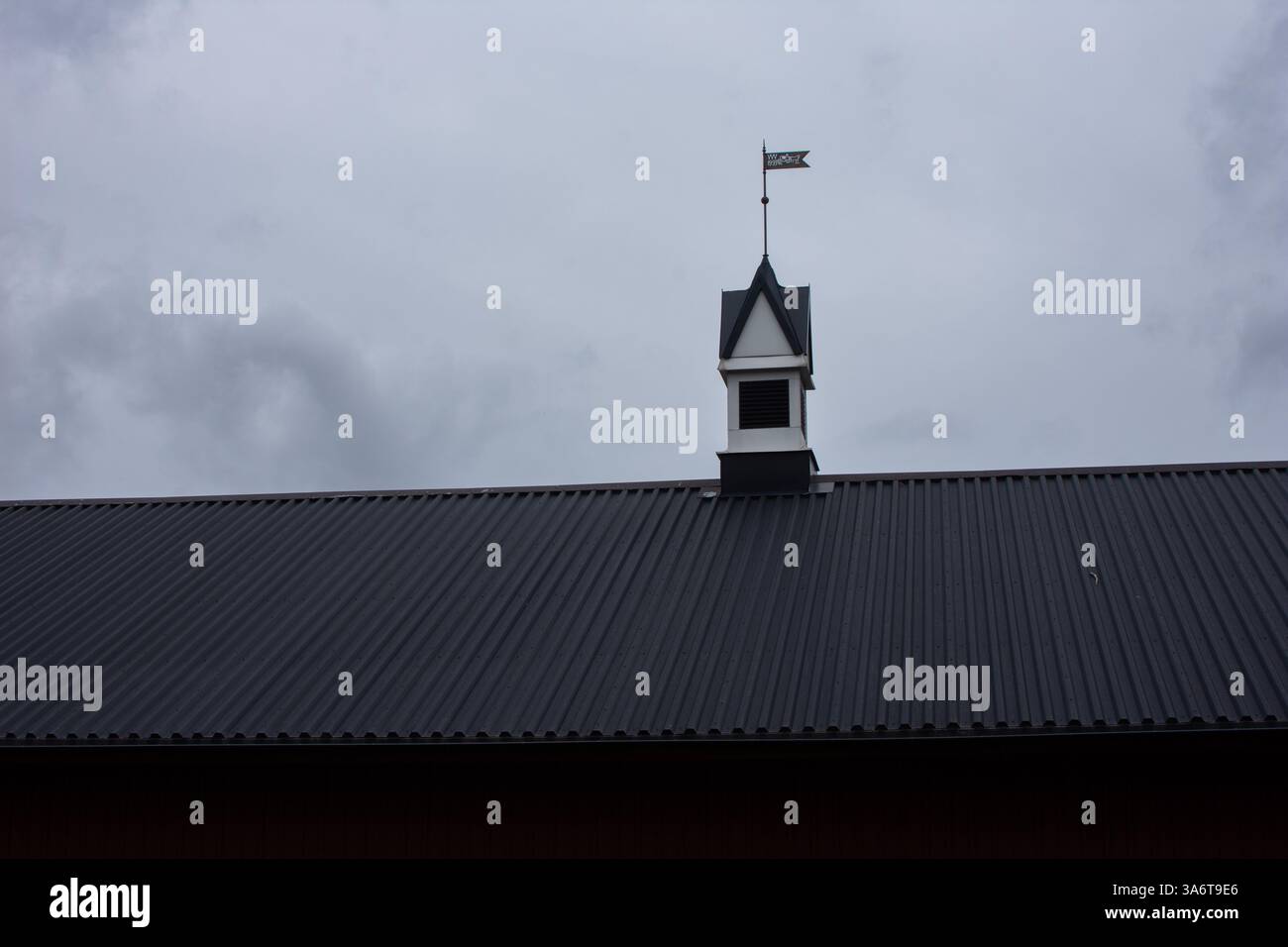 Toit avec une petite cheminée avec un drapeau Banque D'Images