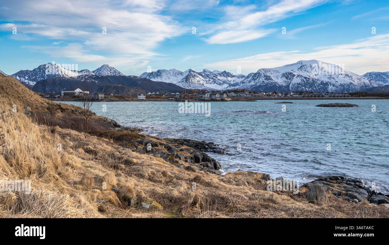 Coucher de soleil sur la rive de l'Atlantique Nord. Maisons de vacances en bois sur les îles de Hillesøy et Sommarøy. rivage pierreux avec maison rouge et jaune Banque D'Images