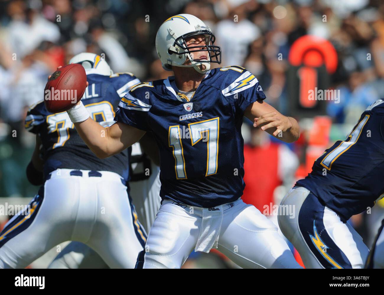 28 septembre 2008 - le quarterback Philip Rivers (17 ans) des Chargers de San Diego cherche à passer contre les Raiders d'Oakland au premier quart-temps le dimanche 28 septembre 2008, au Oakland Coliseum d'Oakland, en Californie. San Diego bat Oakland 28-18. (Jose Carlos Fajardo/Contra Costa Times/MCT) (image crédit : © Jose Carlos Fajardo/MCT/ZUMAPRESS.com) Banque D'Images