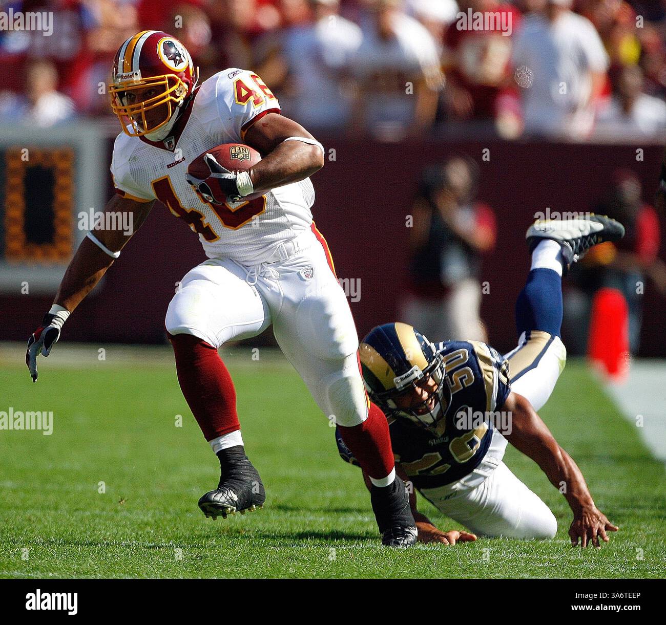 12 octobre 2008 - Washington Redskins Ladell Betts (46) échappe à la tentative de tacle de Louis Rams Pisa Tinoisamoa (50) lors de leur match joué au FedEx Field à Landover, Maryland, le dimanche 12 octobre 2008. (Harry E. Walker/MCT) (crédit image : © Harry E. Walker/MCT/ZUMAPRESS.com) Banque D'Images
