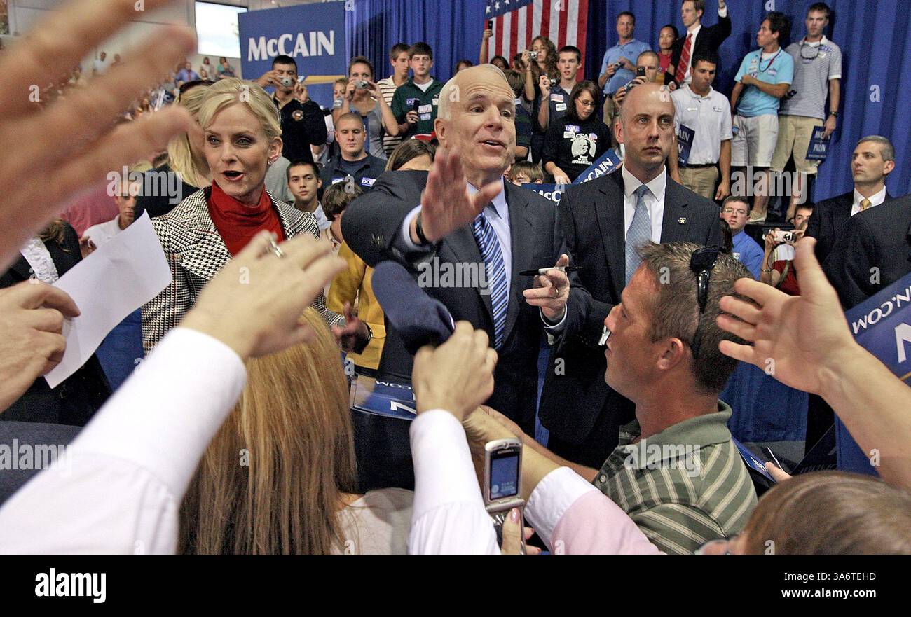 13 octobre 2008 - le candidat républicain à la présidentielle Sen. John McCain travaille dans la foule après un rassemblement à Wilmington, Caroline du Nord, lundi 13 octobre 2008. (Chuck Liddy/Raleigh News & observer/MCT) (image crédit : © Chuck Liddy/MCT/ZUMAPRESS.com) Banque D'Images