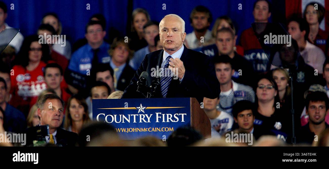 13 oct. 2008 - le candidat républicain à la présidence Sen. John McCain prend la parole lors d'un rassemblement à Wilmington, Caroline du Nord, lundi 13 octobre 2008. (Chuck Liddy/Raleigh News & observer/MCT) (image crédit : © Chuck Liddy/MCT/ZUMAPRESS.com) Banque D'Images