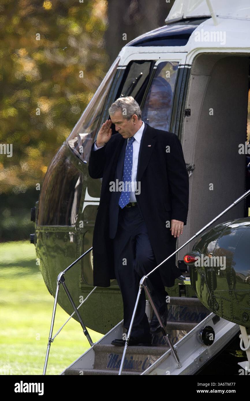 9 novembre 2008 - le président Bush descend de Marine One à la Maison Blanche à Washington, DC, après un voyage à l'hôpital naval de Bethesda le lundi 10 novembre 2008. (Chuck Kennedy/MCT) (crédit image : © Chuck Kennedy/MCT/ZUMAPRESS.com) Banque D'Images