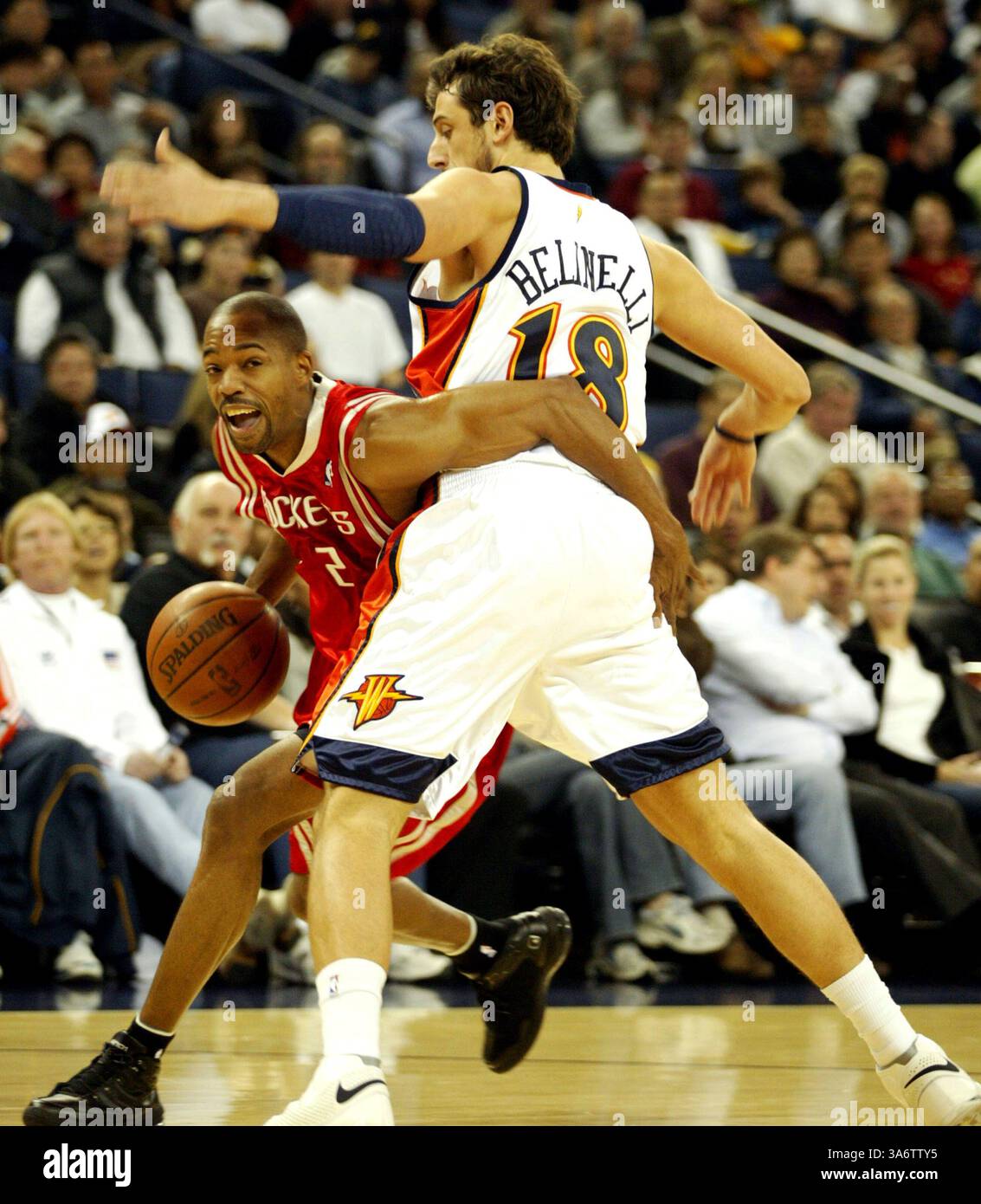 Décembre 12, 2008 - le Rafer Alston des Rockets de Houston (à gauche) dirige la balle contre Marco Belinelli (18) des Golden State Warriors dans le premier quart-temps à Oracle Arena à Oakland, Californie, vendredi 12 décembre 2008. (Anda Chu/Oakland Tribune/MCT) (crédit image : © Anda Chu/MCT/ZUMAPRESS.com) Banque D'Images